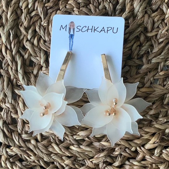 MischkaPu Jewelry - IVORY FLOWER STUD EARRINGS (A17)